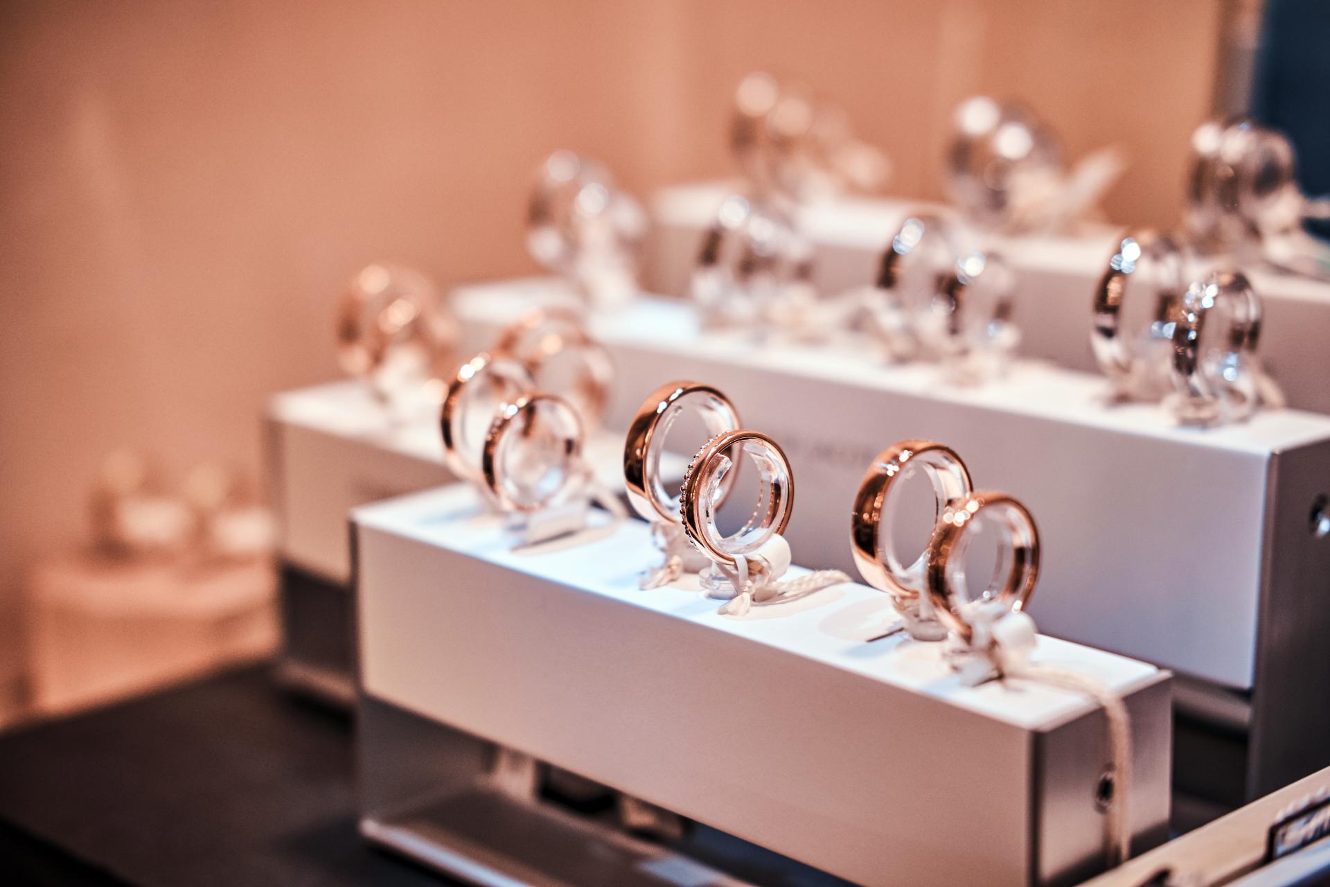 set-different-gold-rings-showcase-luxury-jewelry-store-close-up-photo-1 Gold rings showcase